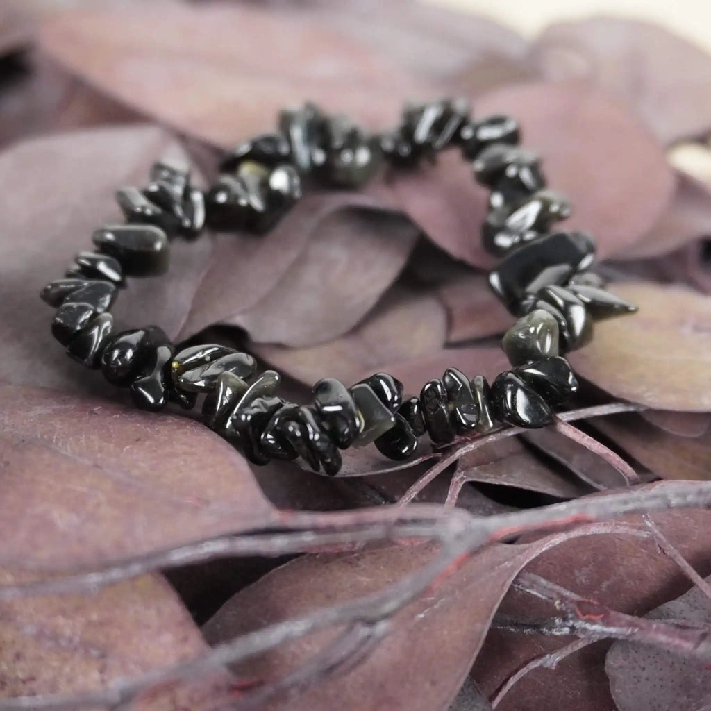 Schwarzer Achat Splitterarmband auf lila Eukalyptusblättern