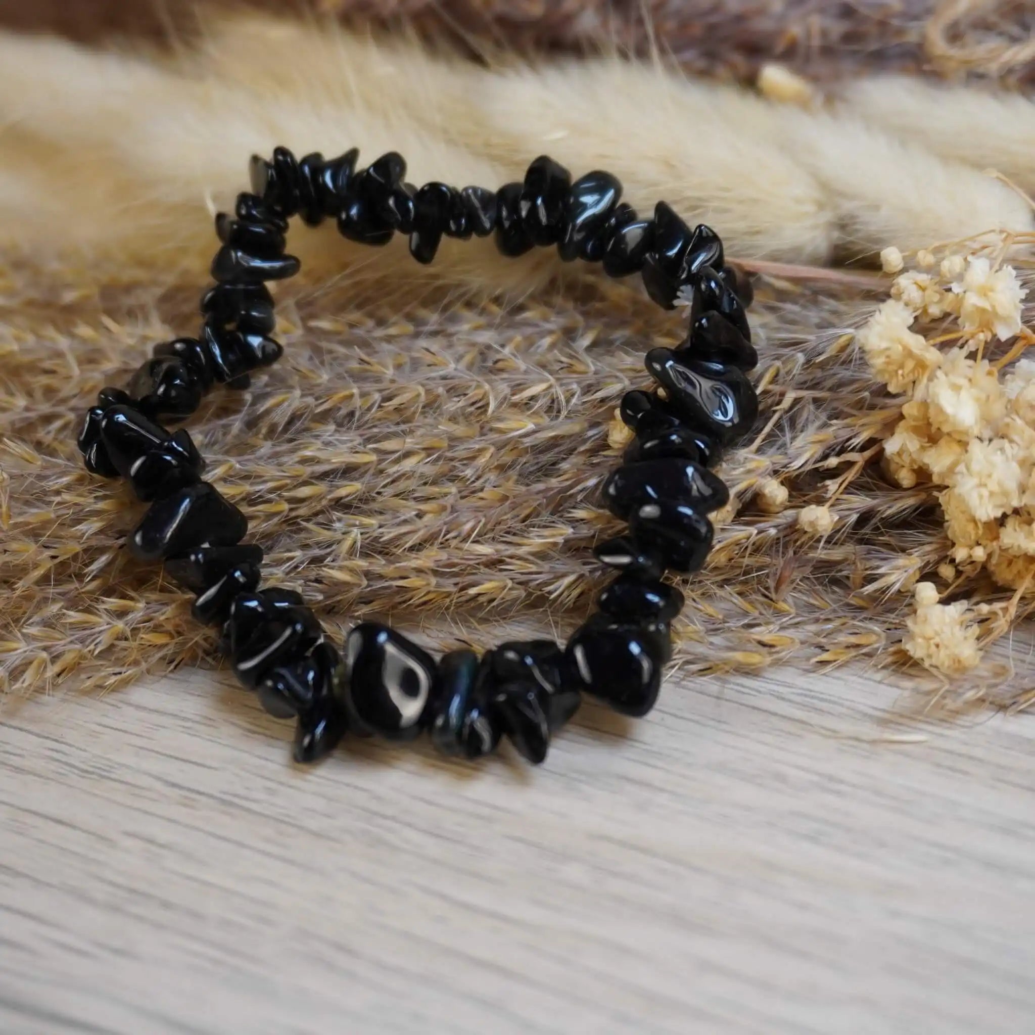 Schwarzer Achat Splitterarmband auf Naturdeko aus Trockenblumen