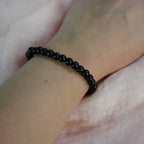 Schwarzer Turmalin Kugelarmband am Handgelenk getragen