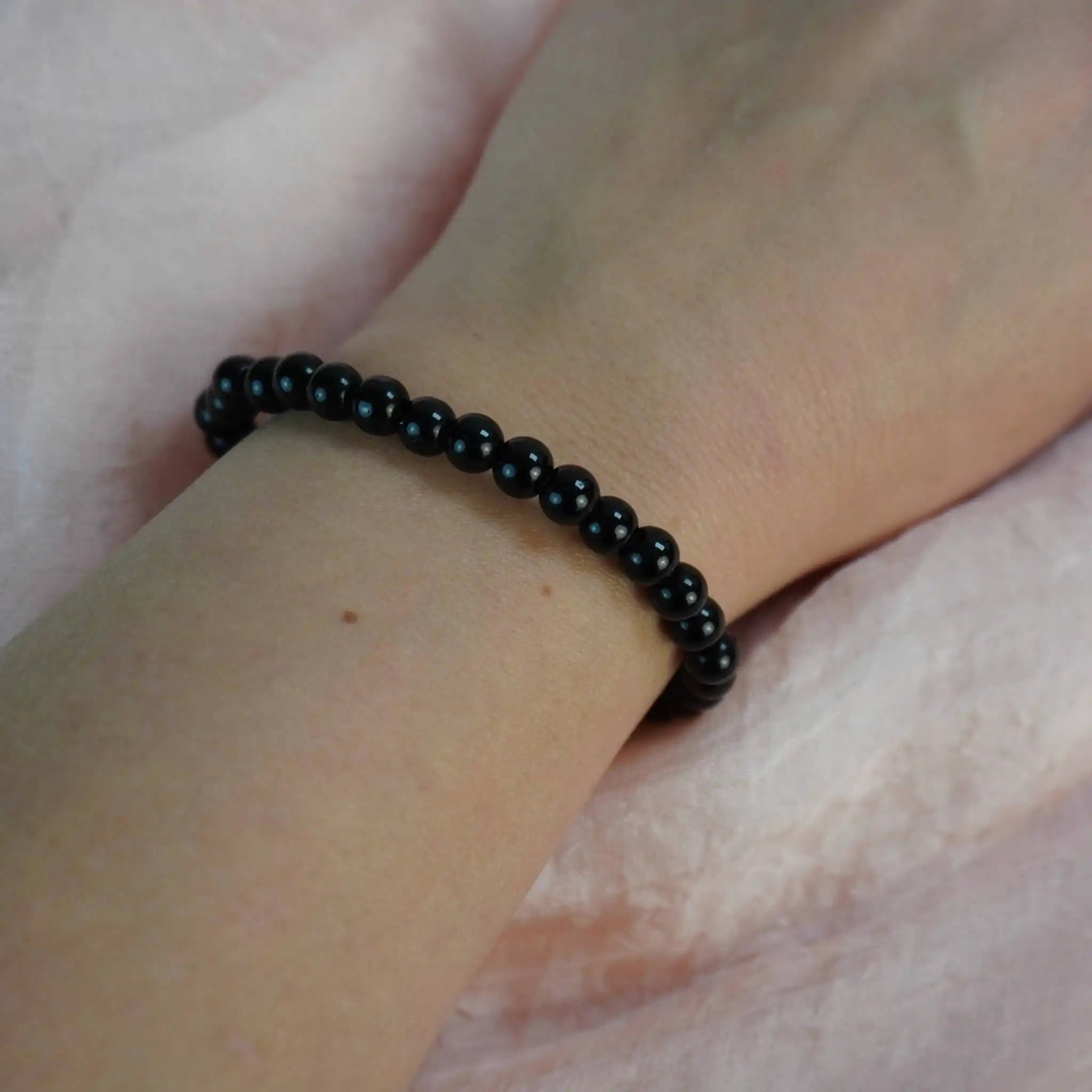 Schwarzer Turmalin Kugelarmband am Handgelenk getragen