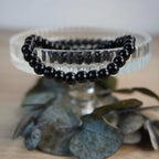 Schwarzer Turmalin Kugelarmband auf Kristallschale