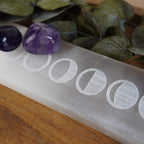 Selenit Ladeplatte mit eingravierten Mondphasen und zwei Amethyst-Edelsteinen als Deko