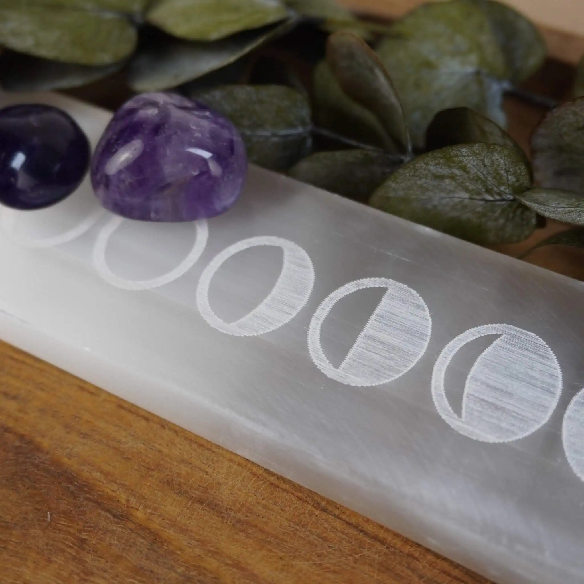 Selenit Ladeplatte mit eingravierten Mondphasen und zwei Amethyst-Edelsteinen als Deko