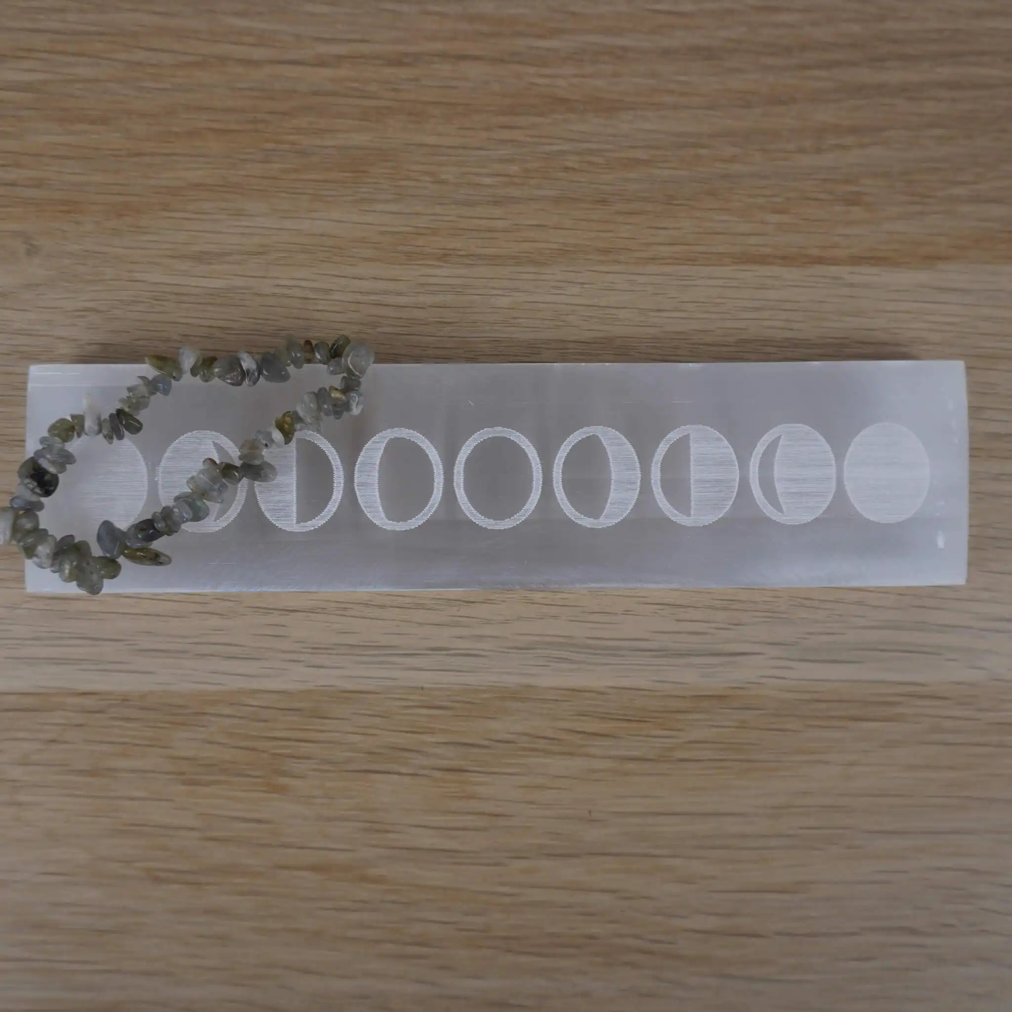 Selenit Ladeplatte mit eingravierten Mondphasen und aufgelegtem Edelsteinarmband
