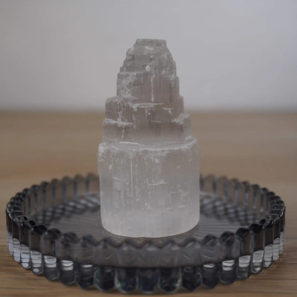 Selenit Turm Kristall auf dekorativem Glasuntersetzer
