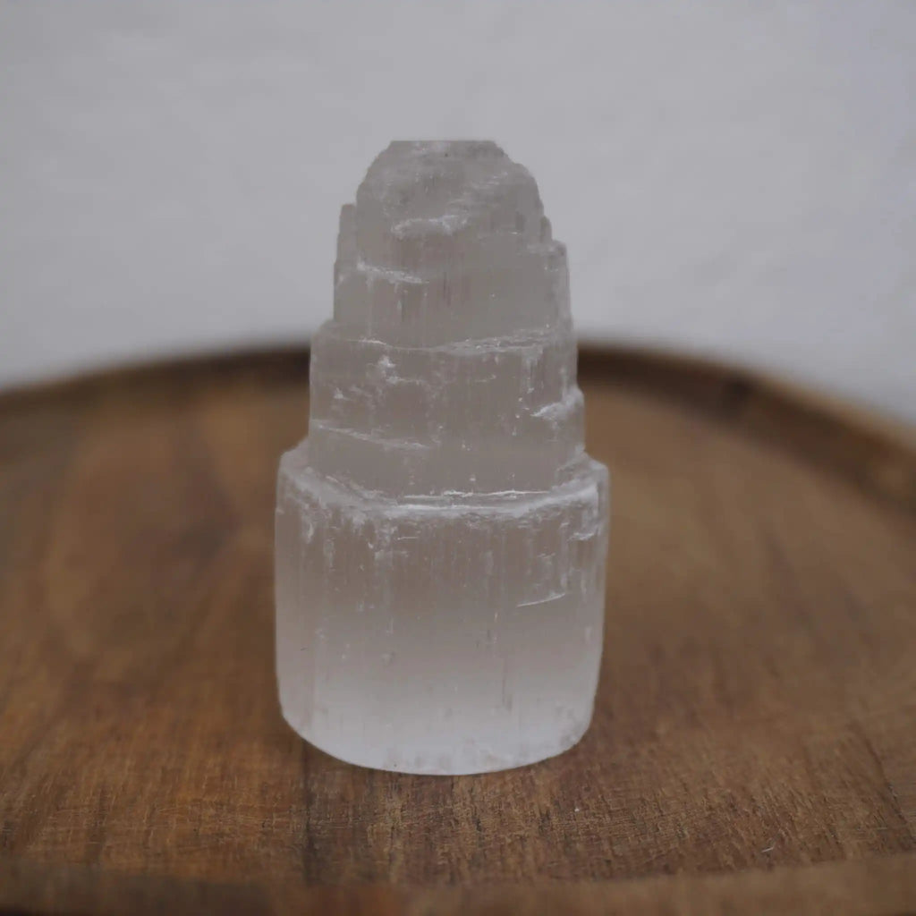 Selenit Turm Kristall auf Holzunterlage