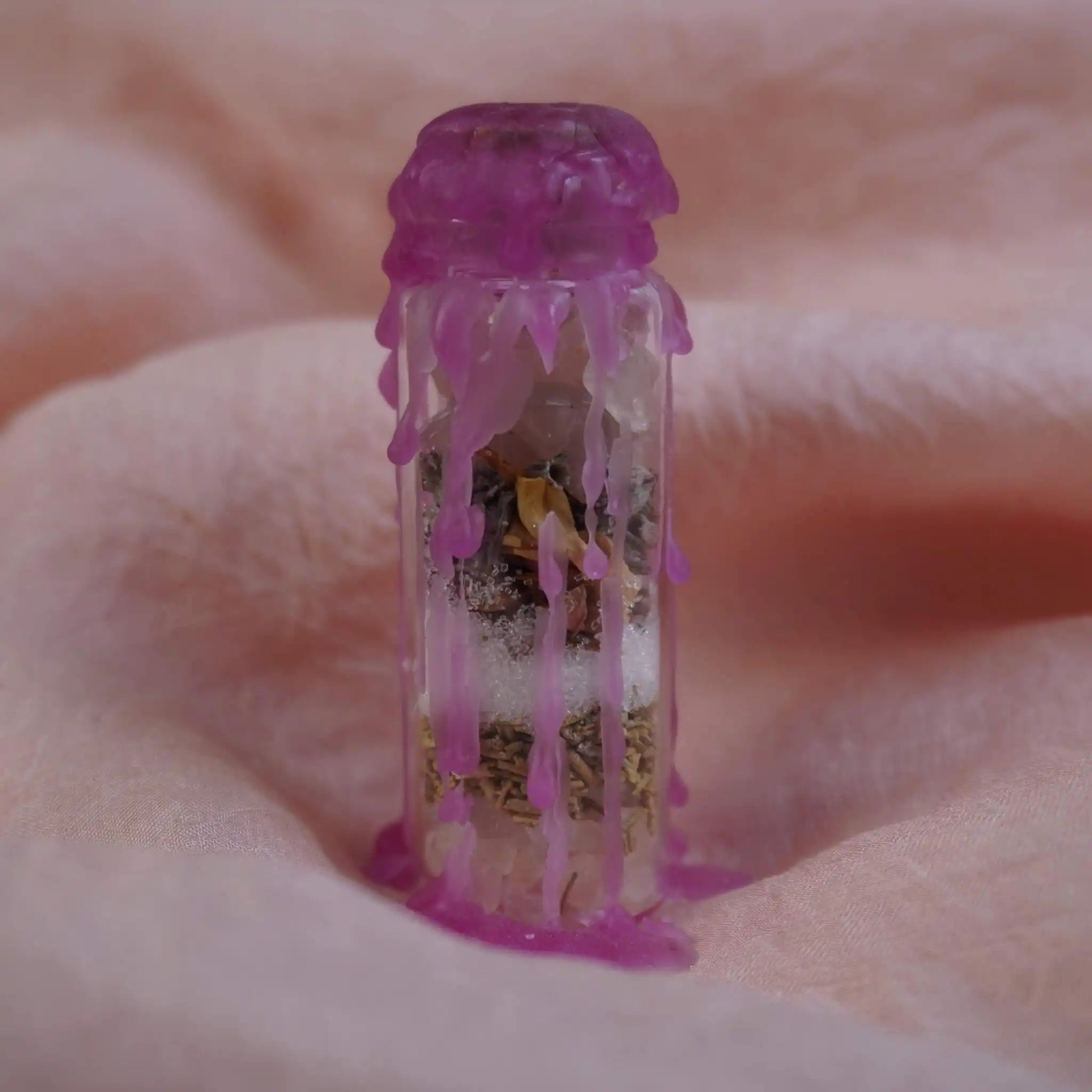 Handgefertigtes Self Love Spell Jar mit pinken Wachs überzogen, gefüllt mit Kristallen und Kräutern