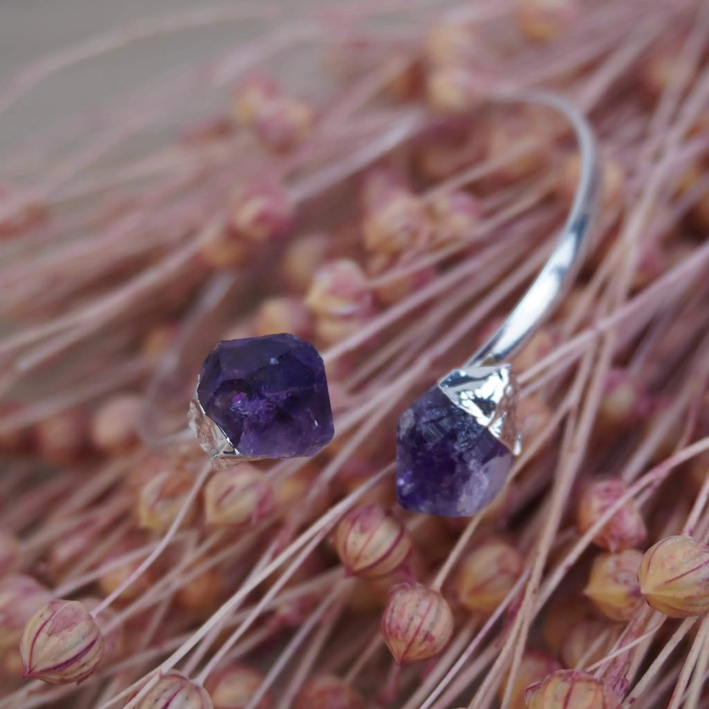 Silberarmreif mit zwei Roh Amethysten auf getrockneten rosa Gräsern