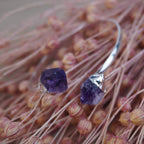 Silberarmreif mit zwei Roh Amethysten auf getrockneten rosa Gräsern