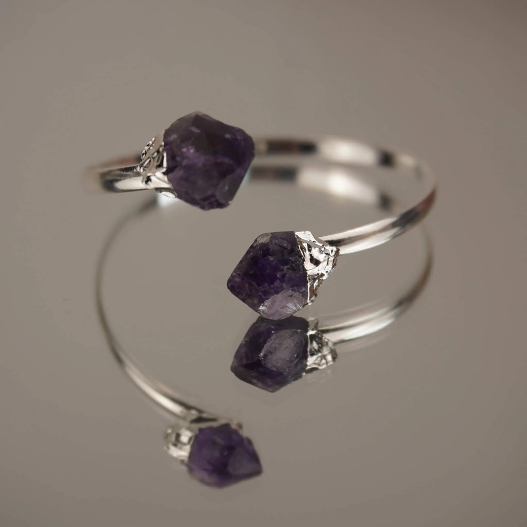 Silberarmreif mit zwei Roh Amethysten auf spiegelnder Fläche mit Reflexion