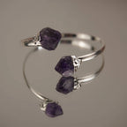 Silberarmreif mit zwei Roh Amethysten auf spiegelnder Fläche mit Reflexion