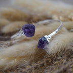 Silberarmreif mit zwei Roh Amethysten auf flauschigen Trockenpflanzen