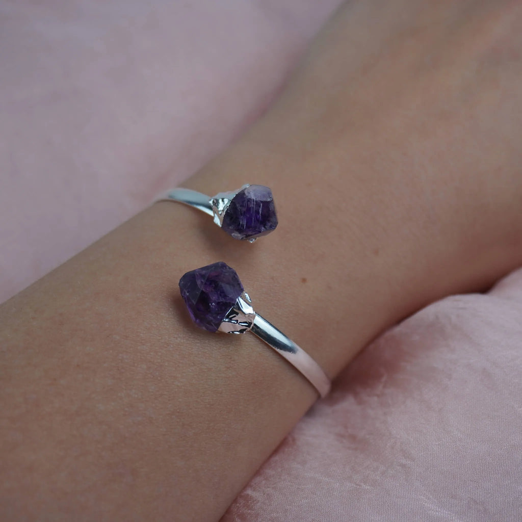 Offener Silberarmreif mit zwei Roh Amethysten am Handgelenk getragen