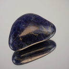 Sodalith Trommelstein als Einzelstein auf spiegelnder Fläche mit Reflexion