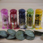 Spell Jar Set aus fünf handgefertigten Gläsern mit buntem Wachs in lila, rot, blau, grün und gelb, gefüllt mit Kristallen und Kräutern
