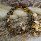 Tigerauge Splitterarmband auf Trockenblumen und Getreide