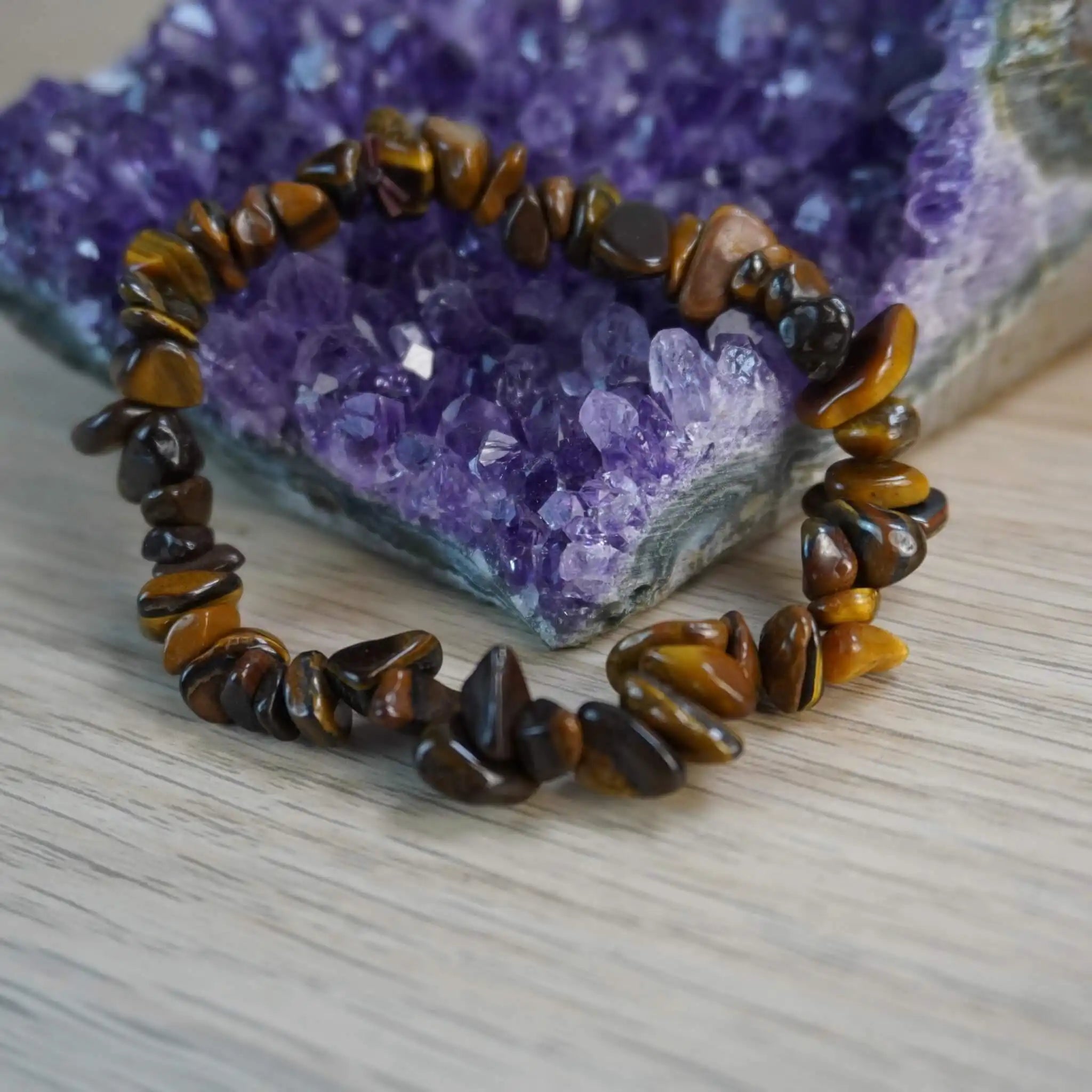 Tigerauge Splitterarmband vor Amethyst Kristalldeko