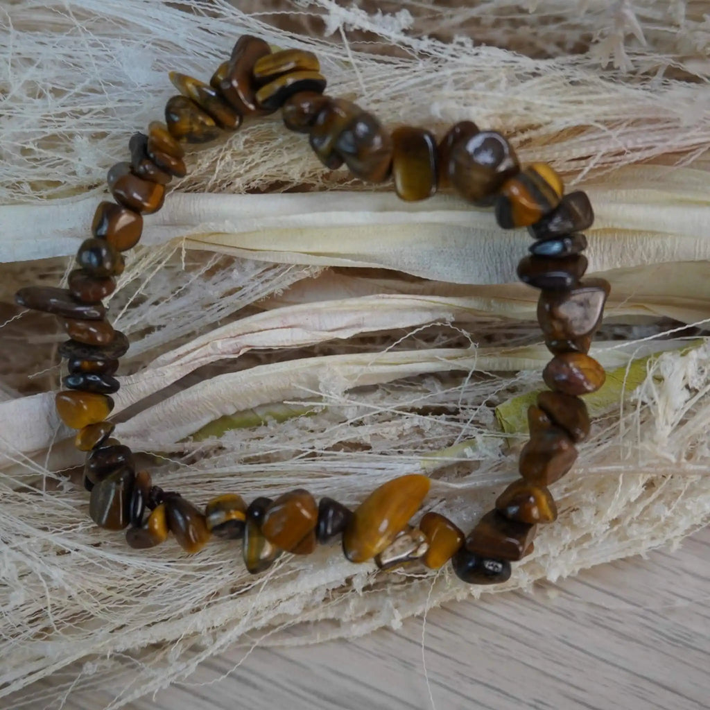 Tigerauge Splitterarmband zwischen getrockneten Naturmaterialien
