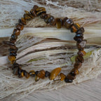 Tigerauge Splitterarmband zwischen getrockneten Naturmaterialien
