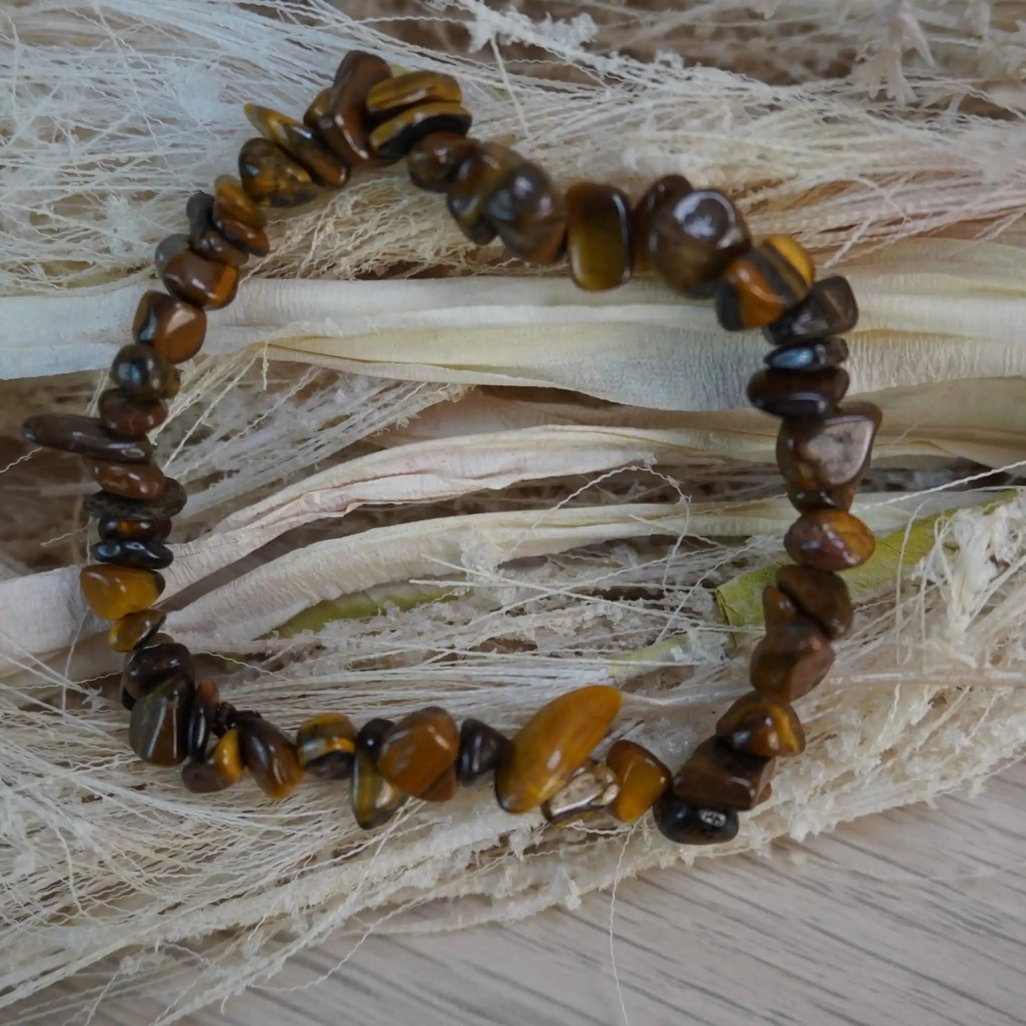 Tigerauge Splitterarmband zwischen getrockneten Naturmaterialien
