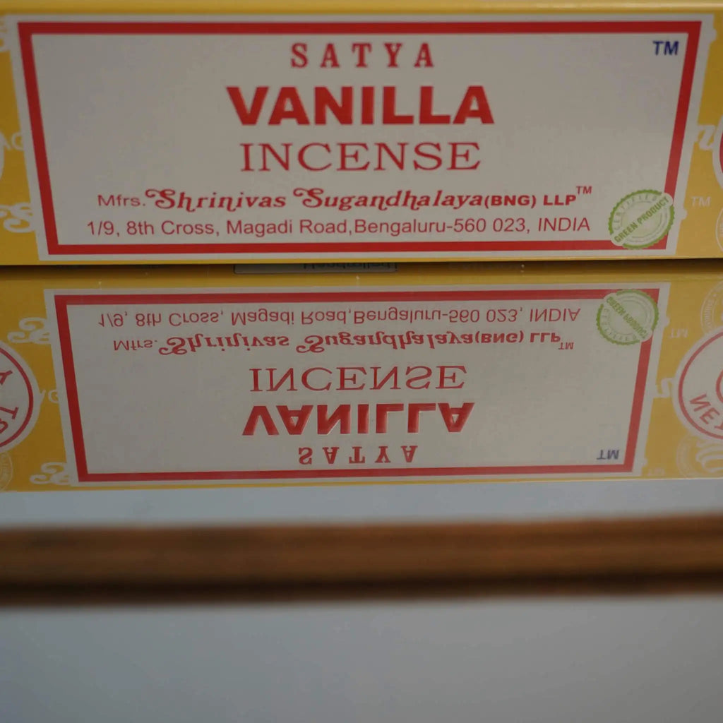 Packung Satya Vanilla Räucherstäbchen mit Spiegelung im Hintergrund