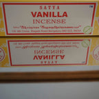Packung Satya Vanilla Räucherstäbchen mit Spiegelung im Hintergrund