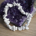 Weißer Jaspis Splitterarmband vor lila Amethyst Kristallen