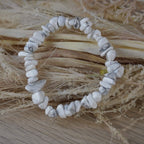Weißer Jaspis Splitterarmband auf hellem Holz mit Naturfasern