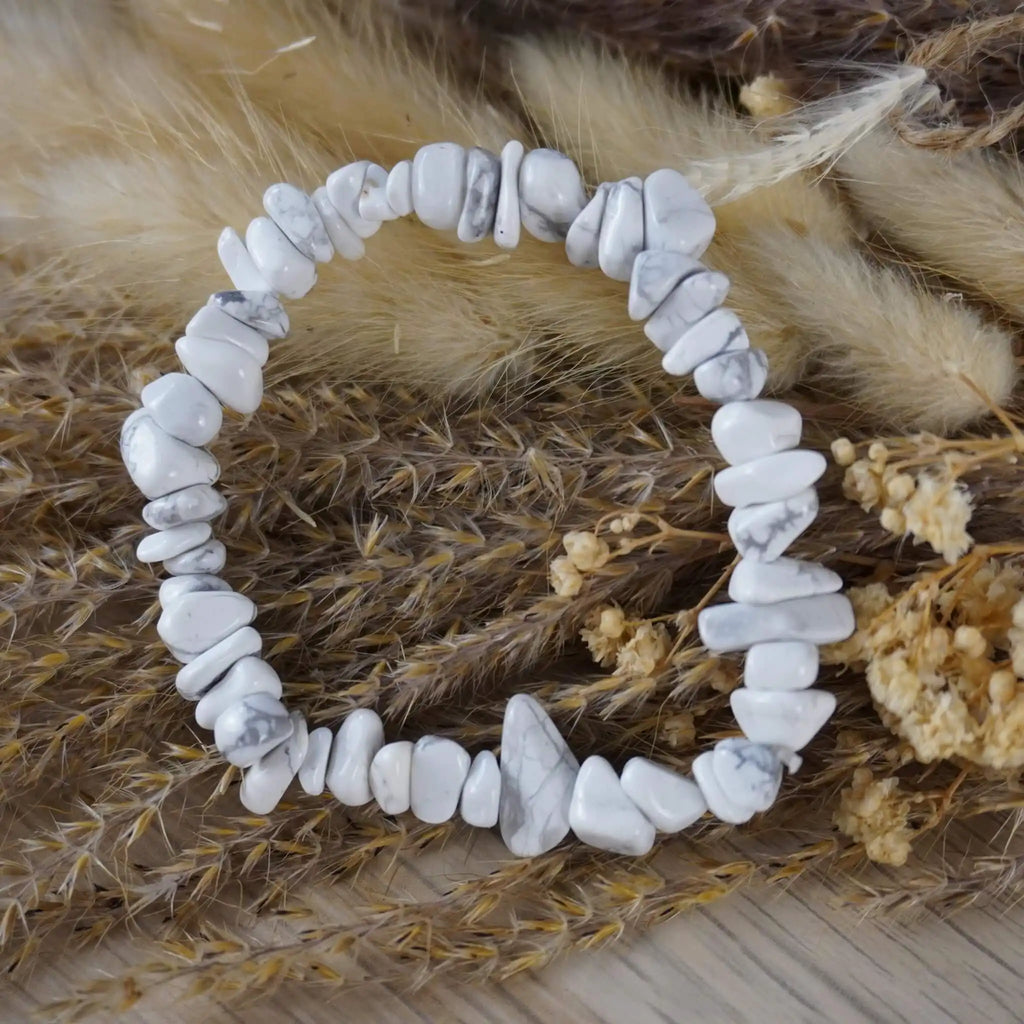 Weißer Jaspis Splitterarmband mit Naturfasern und Trockenblumen
