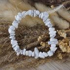 Weißer Jaspis Splitterarmband mit Naturfasern und Trockenblumen
