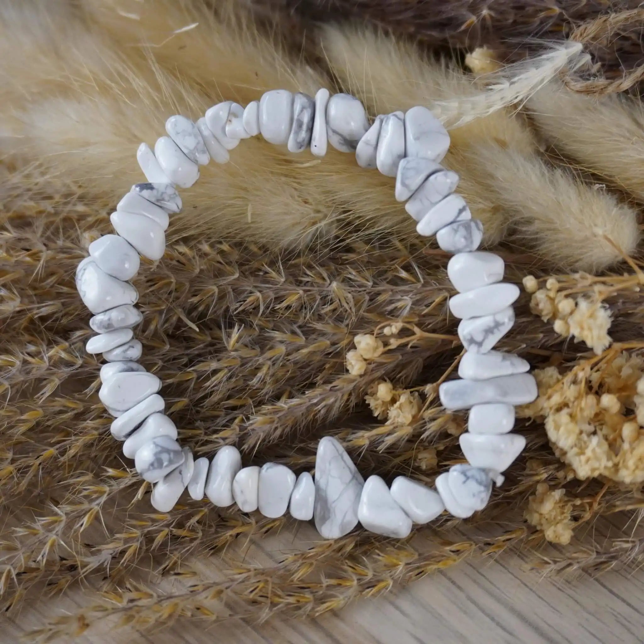 Weißer Jaspis Splitterarmband mit Naturfasern und Trockenblumen