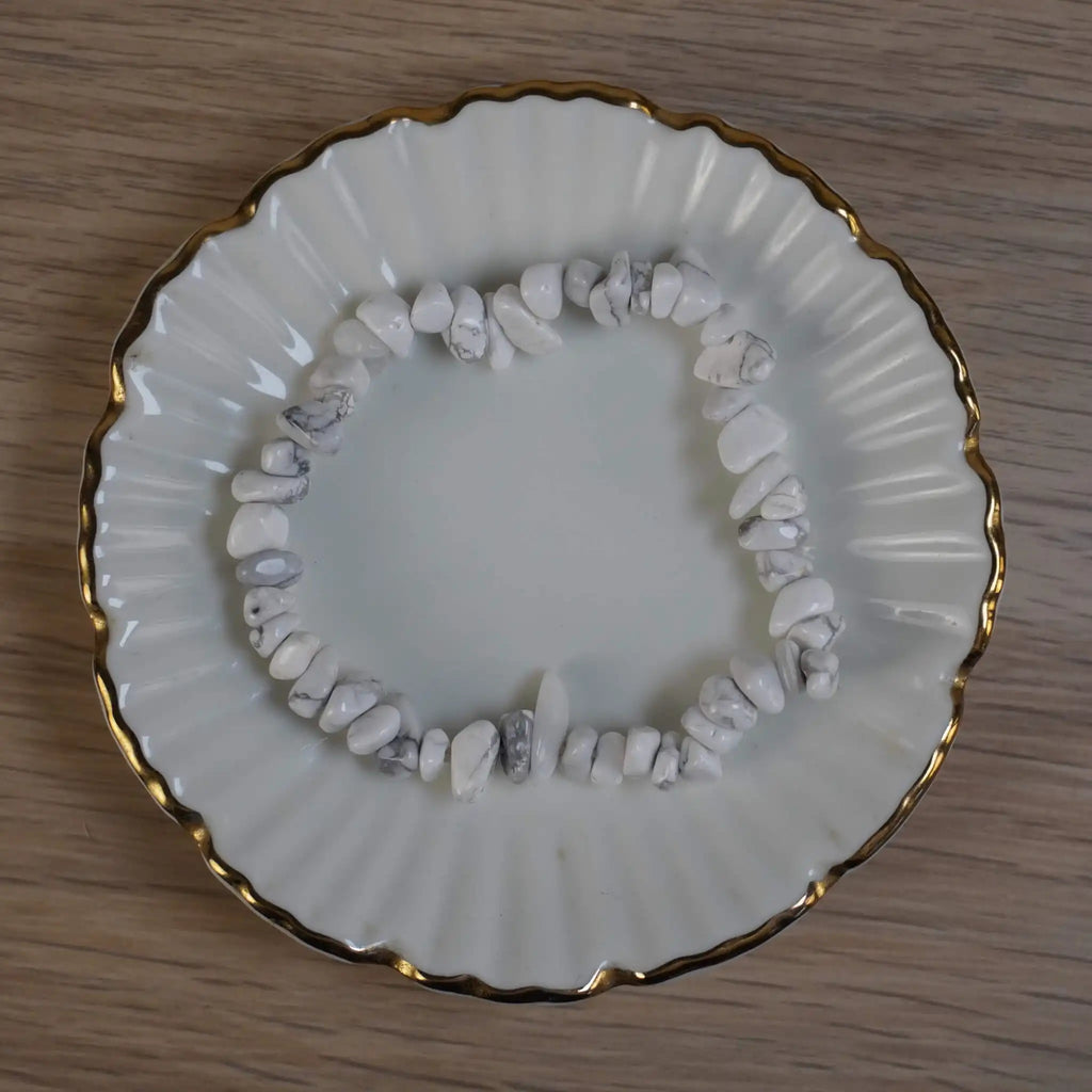Weißer Jaspis Splitterarmband in weißer Porzellanschale mit Goldrand