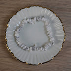 Weißer Jaspis Splitterarmband in weißer Porzellanschale mit Goldrand