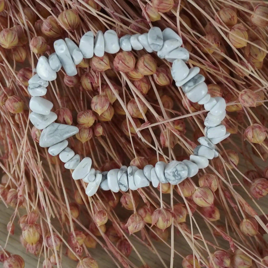Weißer Jaspis Splitterarmband auf rosa Trockenblumen