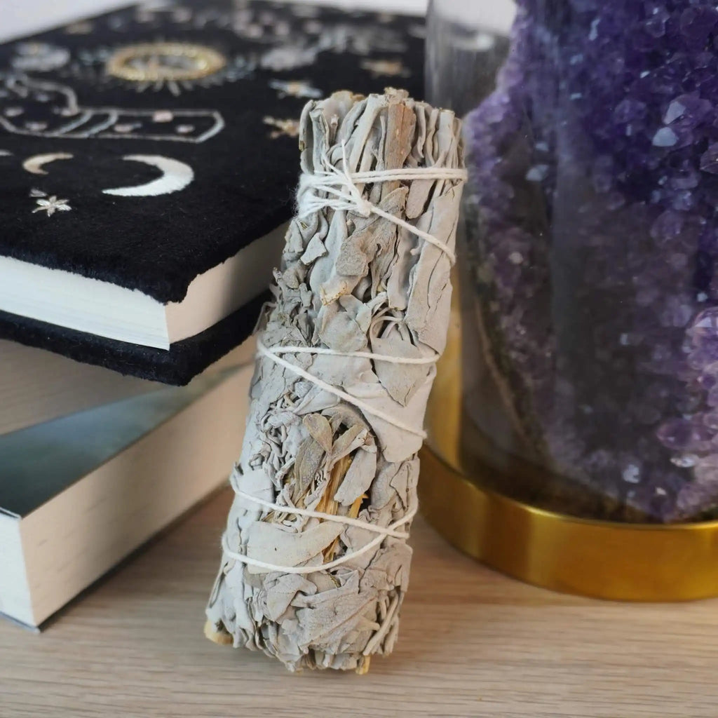 Weißer Salbei Räucherbündel neben Amethyst und spirituellem Tagebuch