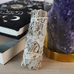 Weißer Salbei Räucherbündel neben Amethyst und spirituellem Tagebuch