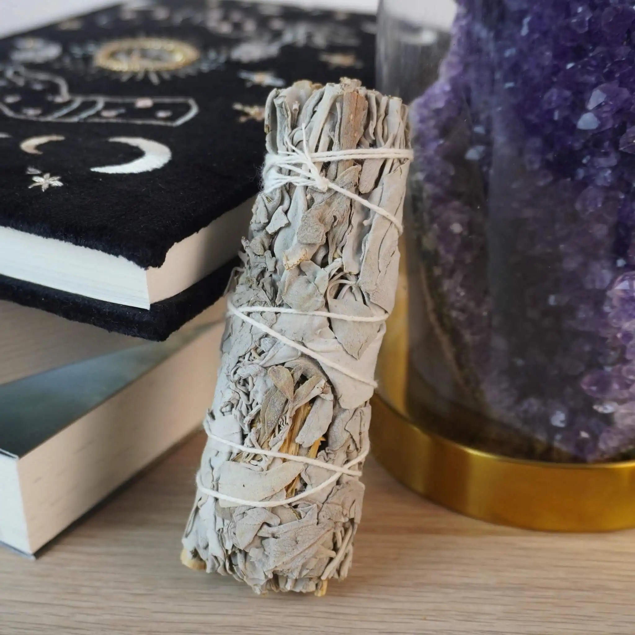 Weißer Salbei Räucherbündel neben Amethyst und spirituellem Tagebuch