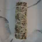 Weißer Salbei Smudge Stick auf weißem Marmor Hintergrund