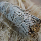 Weißer Salbei Smudge Stick auf naturfarbenem Trockenmaterial