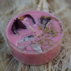Rosa Zimtduft-Teelicht mit Mondstein und Blüten, natürlich inszeniert mit getrocknetem Ziergras