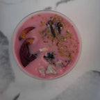 Zimtduft-Teelicht mit Mondstein und Blüten, dekorativ auf Marmorfläche präsentiert